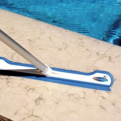 Balai De Piscine Résistant Multi-usages Kerlis - 40 Cm -Equipements De Piscine balai multi usage 14009 margelle min