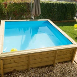 Piscinette Tropic Junior En Bois Pour Enfants 2 X 2 M -Equipements De Piscine piscine bois tropic junior ambiance2 min