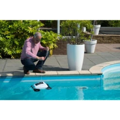 Robot Nettoyeur De Fond De Piscine Ubbink Robotclean Accu -Equipements De Piscine robot accupool ambiance2 min